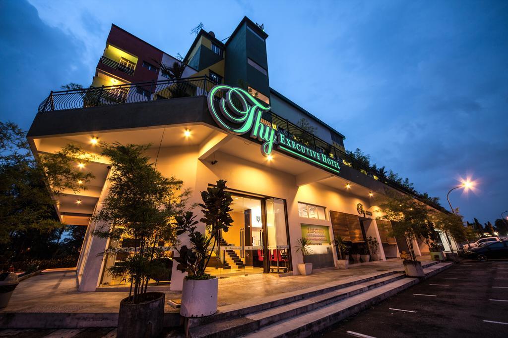 Thy Executive Hotel Johor Bahru Bagian luar foto